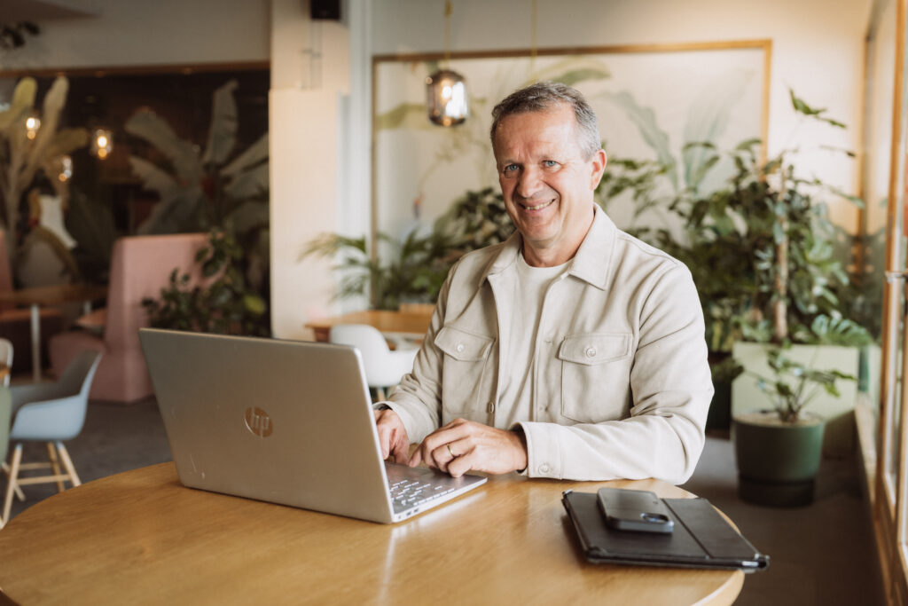Sjack - laptop kantoor B lachend
