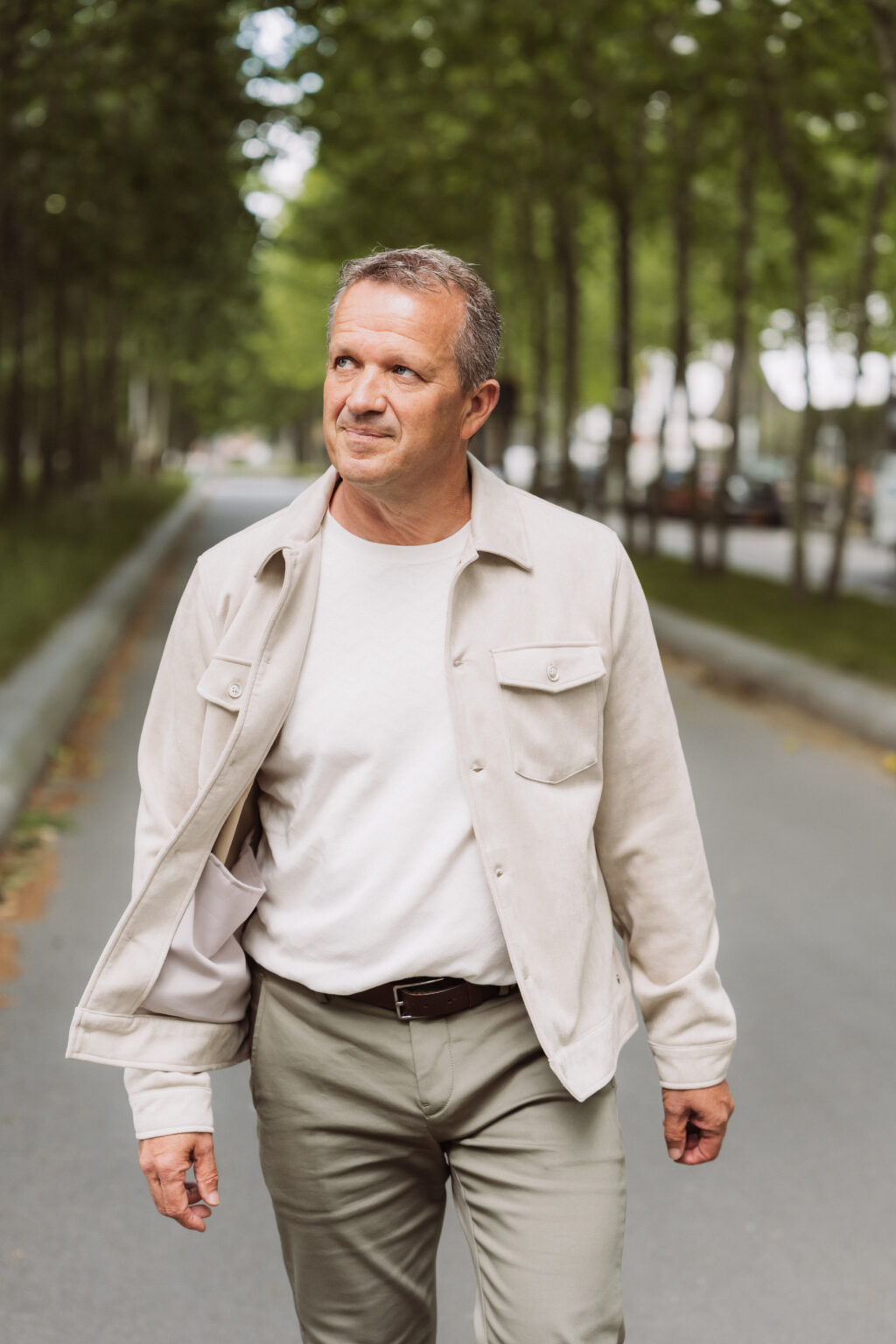 Sjack - wandelend bomenlaan portret