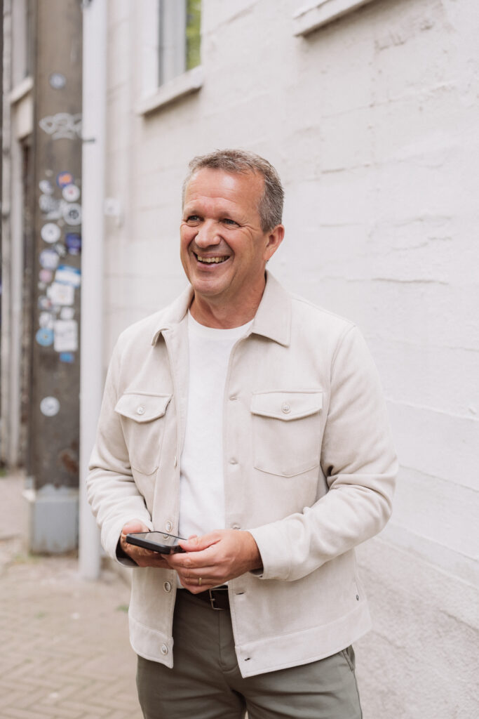 Sjack - lachend met telefoon B